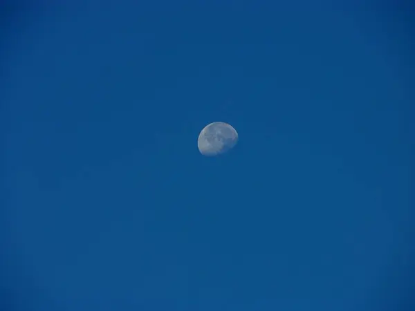 ハーフ ムーン ブルーの空に — ストック写真