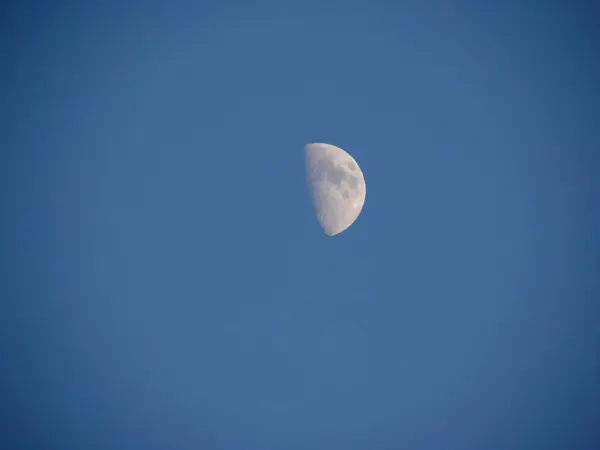 Полумесяц Увеличивается Половина Луны — стоковое фото