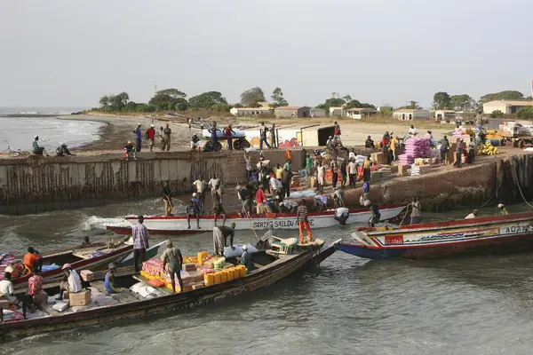 Passagerar Och Godstransport Med Båt Gambiafloden Nära Banjul Gambia Afrika — Stockfoto