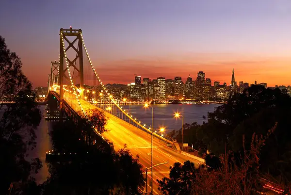 旧金山天际线 在晚上 奥克兰 Yerba Buena岛奥克兰湾大桥 — 图库照片
