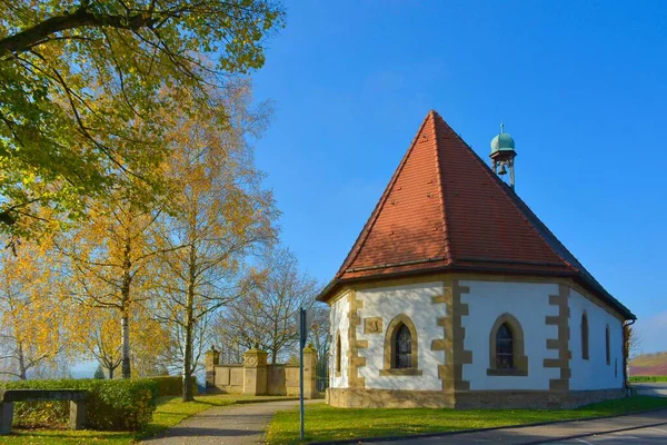 バーデン ウォルテンベルク グリンゲン 秋の墓地礼拝堂 — ストック写真