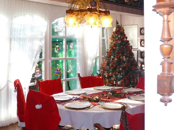 Karácsonyi Asztal Díszített Karácsonyfa Karácsonyi Dekoráció Nappaliban — Stock Fotó