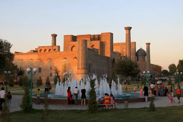 Περιπατητές Μετά Την Εργασία Στο Samarkand Στο Παρασκήνιο Medressas Γύρω — Φωτογραφία Αρχείου