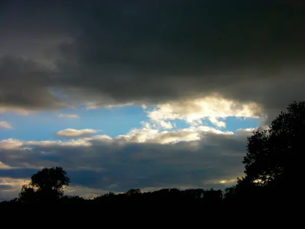 Gökyüzünde Güzel Bulutlar Doğanın Arka Planında — Stok fotoğraf