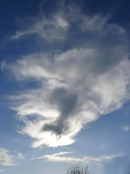 背景に青空の白い雲 — ストック写真