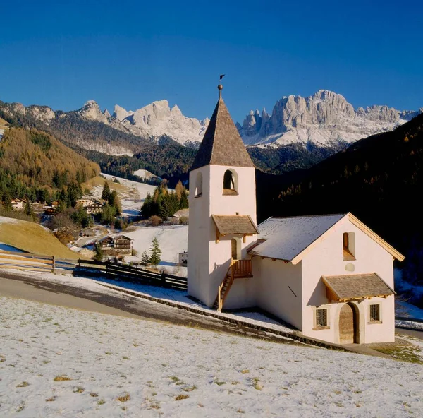 ティエール タルの小さな教会で最初の雪 ロゼンガルテン サウス ティロル イタリア ドロミテス ヨーロッパの上 — ストック写真