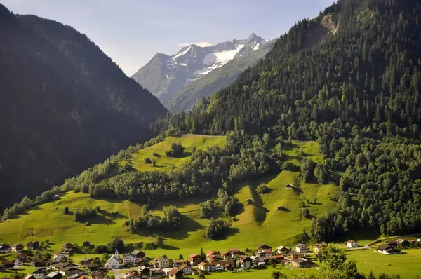 通往欧洲Matterhorn Gotthard铁路Thusis的铁路线 — 图库照片