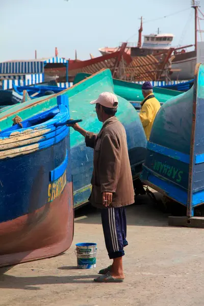 Workers Painting Fishing Boat Port Eassouira Morocco — Stock Photo, Image