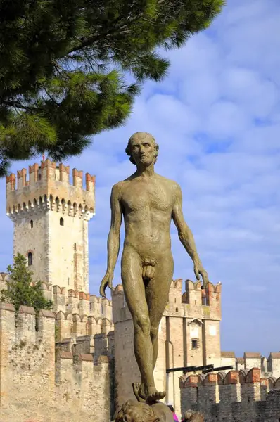ガルダ湖 ガルダ サミュエーノ ボート港 スカレイガー城 裸の男イタリア — ストック写真