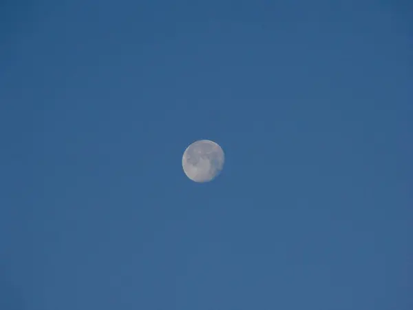 日ごとに月が昇る 青い空 — ストック写真