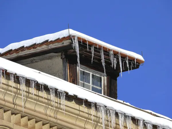Dachgaube Dachfenster Mit Schnee Und Eiszapfen Kloster Maulbronn — Stockfoto