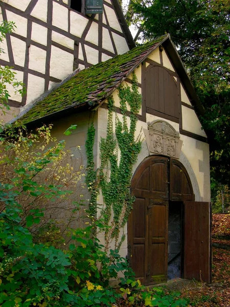 Половина Деревянного Дома Деревянные Ворота Дверь — стоковое фото