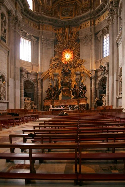 ヴァチカーノ ペテロ ピエトロ バチカン教会の大聖堂と教皇庁の祭壇の眺め — ストック写真