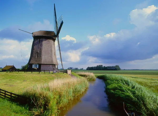 荷兰风车背景图 — 图库照片