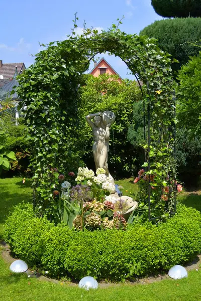 Figura Jardín Figura Mujer Jardín Por Hiedra Arco Redondo Boj —  Fotos de Stock