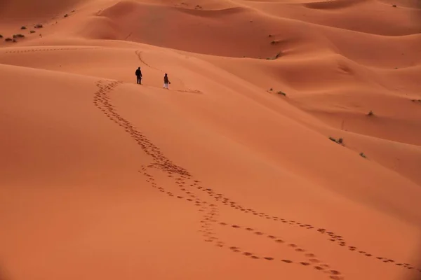 Turyści Wydmach Erg Chebbi Sahara Maroko — Zdjęcie stockowe