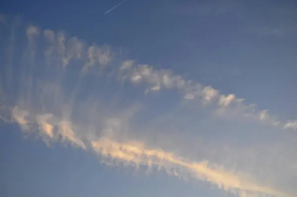 Uçaklar Yüzünden Gökyüzündeki Çizgileri Kontrol Eder — Stok fotoğraf