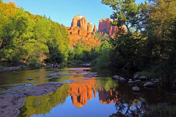 Cathedral Rock Reflejado Oak Creek Sedona Red Rock Country Arizona — Foto de Stock