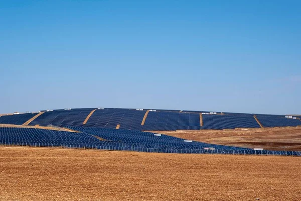 サンリウルファ トルコ アジアに近い太陽エネルギーのためのフィールド上のソーラーパネル — ストック写真