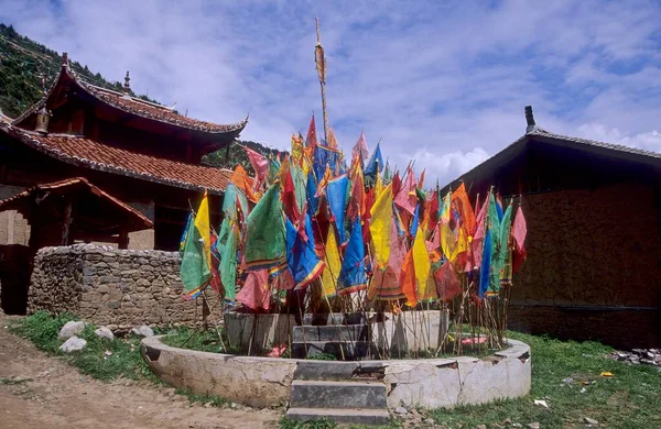 Tybetańskie Flagi Modlitewne Okrągłym Piedestale Górskiej Wiosce Syczuan Chiny Azja — Zdjęcie stockowe