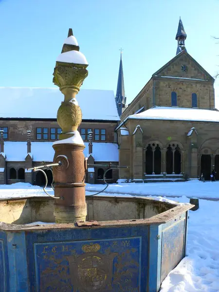 Dziedziniec Klasztoru Klasztor Maulbronn Kościołem Klasztornym Fontanną Klasztorną Zimie Śnieg — Zdjęcie stockowe