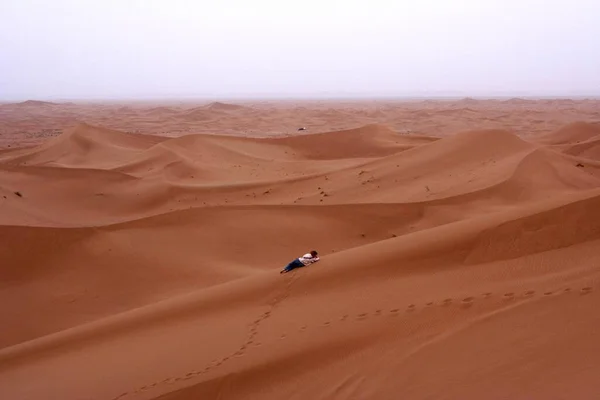 Bir Turist Erg Hazil Fas Afrika Nın Kum Tepelerindeki Atmosferin — Stok fotoğraf