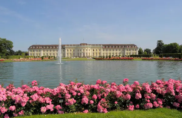 Ludwigsburg Kwitnący Barok Pałac Fontanna Nad Jeziorem Róże Nad Jeziorem — Zdjęcie stockowe