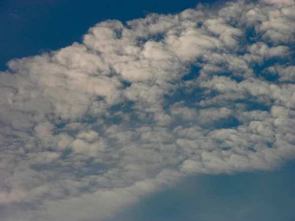 Όμορφα Σύννεφα Στον Ουρανό Στο Φόντο Της Φύσης — Φωτογραφία Αρχείου