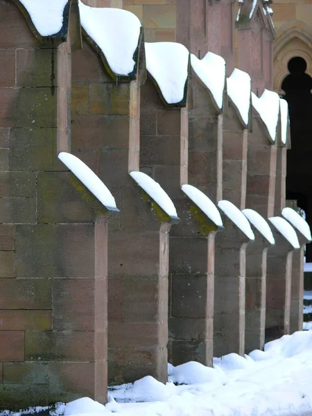 修道院教会とモールブロン修道院が冬に雪が降る修道院 — ストック写真