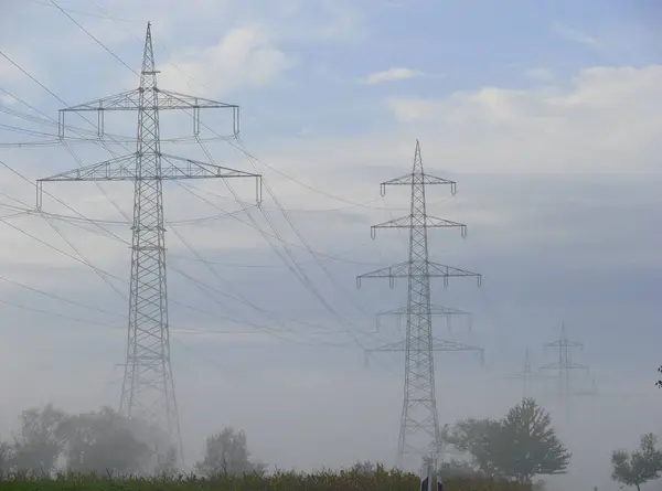 Pylônes Alimentation Lignes Électriques Lignes Électriques Aériennes Électrosmog Dans Brouillard — Photo