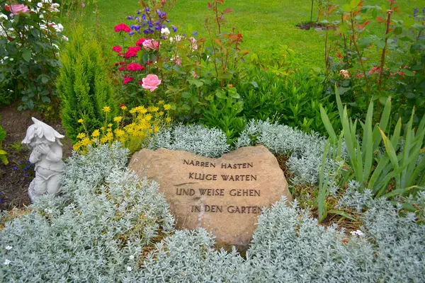 Kámen Květinové Zahradě Zahradním Sloganem — Stock fotografie