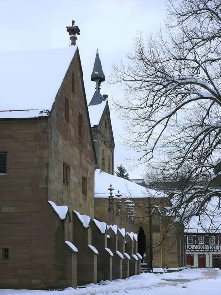 Dziedziniec Klasztoru Kościołem Klasztornym Klasztorem Maulbronn Śniegiem Zimie — Zdjęcie stockowe