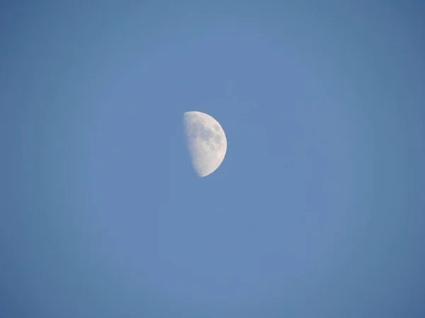 月が昇る 月が半分に — ストック写真