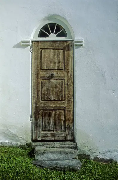 挪威某教堂的大门入口 — 图库照片
