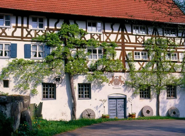Fachwerkhaus Alte Mühle Mit Mühlsteinen Und Birnbäumen — Stockfoto