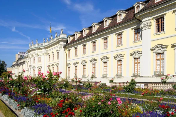 Ludwigsburg Bloeiende Barokke Paleis Bloemenperken — Stockfoto