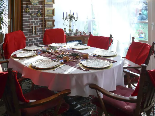 圣诞餐桌 装饰过的圣诞树 圣诞装饰 客厅里 — 图库照片