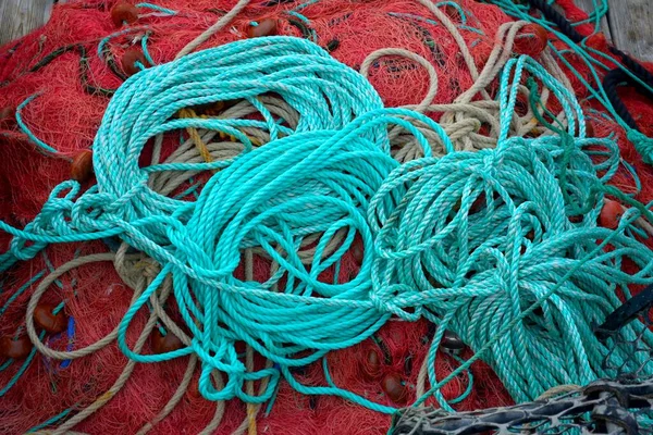 法国科西嘉岛靠近波尔图韦奇奥港 有彩色渔网和渔绳 — 图库照片
