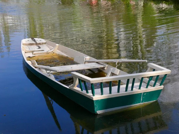 湖の古い船は — ストック写真
