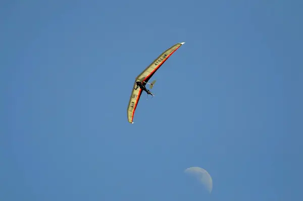Drachenflieger Mit Motor Blauem Himmel Halbmond — Stockfoto