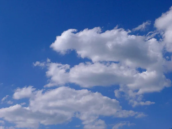 Weiße Wolken Mit Blauem Himmel Auf Dem Hintergrund — Stockfoto