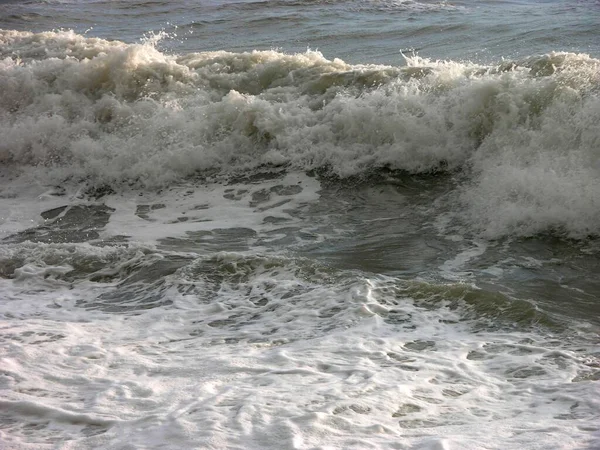 泡が付いている海の波 昼間の眺め — ストック写真