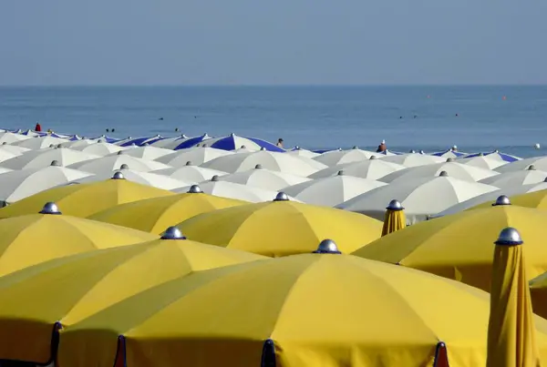 Italien Emilia Romagna Adriatiska Havet Nära Milano Marittima Sandstrand Parasoll — Stockfoto