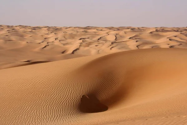 Άνεμος Κάνει Κομμάτια Στην Άμμο Της Ερήμου Στους Αμμόλοφους Του — Φωτογραφία Αρχείου