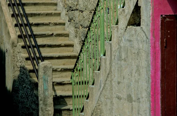老房子上的旧楼梯 绿色栏杆楼梯 — 图库照片