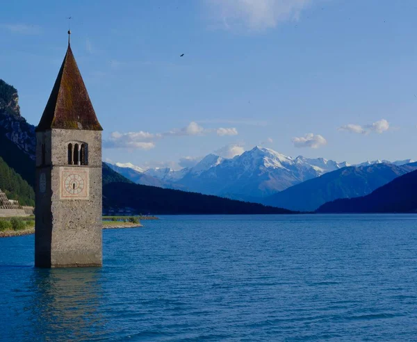 上部ヴィンシュガウ渓谷にある古い教会の塔は レシェン湖 イタリア イタリア ヨーロッパのオルトラー マシュガー湖にあります — ストック写真