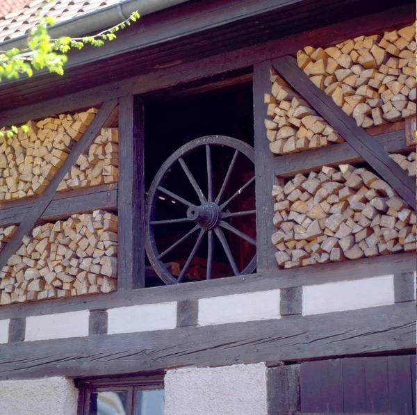 Firewood Store Wagon Wheel — Stock Photo, Image
