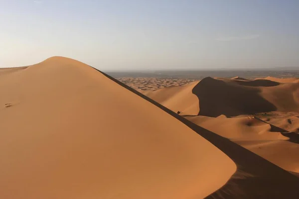 摩洛哥 Erg Chebbi的沙地上有巨大的沙丘脊 — 图库照片