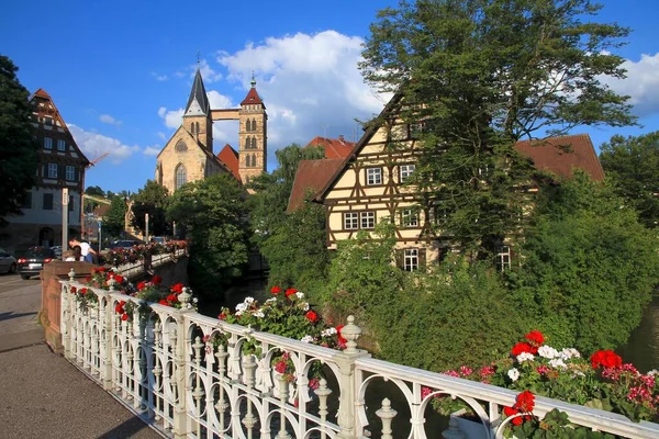 从运河到德国巴登 符腾堡Esslingen老城圣第欧尼教堂的景观 — 图库照片