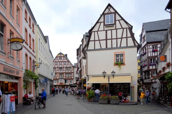 Rhineland Palatinate Bernkastel Yarım Keresteli Evler Dar Sokaklar Restoranlar Hediyelik — Stok fotoğraf
